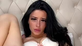 i'm fingering my wet pussy til squirting hard on cam
