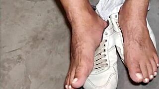 Yuri Gaúcho Feels Foot Fetish Rush In Big Cock Shower Cum