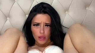 i'm fingering my wet pussy til squirting hard on cam