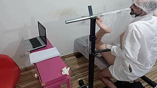 novinha sendo examinada pelo ginecologista safado