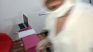 novinha sendo examinada pelo ginecologista safado