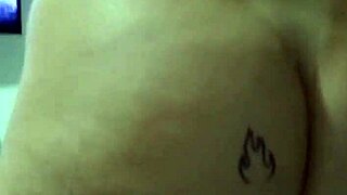 ruiva casada na videochamada pro amante enquanto o corno bate punheta e goza nos peitos dela 🔥😈