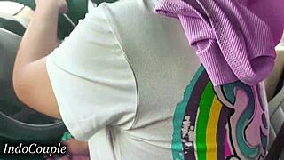 Hijab wife sucks boyfriend's dick while driving Jakarta streets!