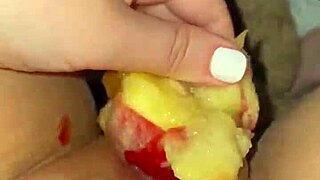 stuffin my arab pussy with food feels so kinky...