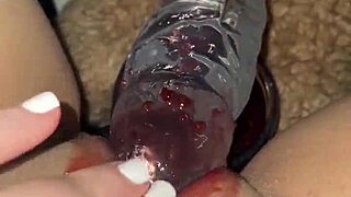 stuffin my arab pussy with food feels so kinky...