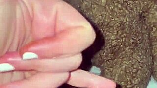stuffin my arab pussy with food feels so kinky...