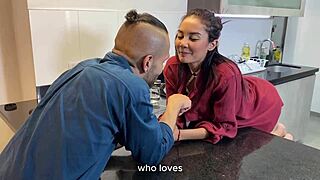 mi novio me da rica mamada en cocina y mete verga