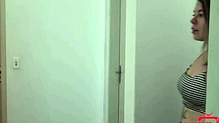 dois amigos comendo a amiga gostosa depois de espiar ela no chuveiro