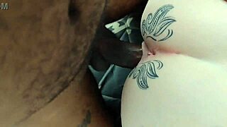 negão fucks albina pussy while she strokes
