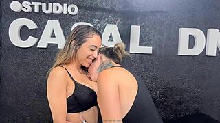 eu sou hetero mais a minha amiga chupou minha buceta e gozei
