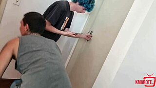 dois amigos comendo a amiga gostosa depois de espiar ela no chuveiro