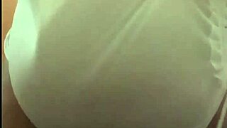 Garota gordinha shows big ass and butt