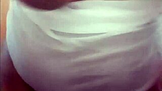 Garota gordinha shows big ass and butt
