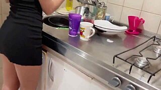 limpando a casa pra gozar gostosinho com shaved pussy