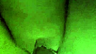 Esposa excitada senta gostoso com peitinhos durinhos e buceta melada