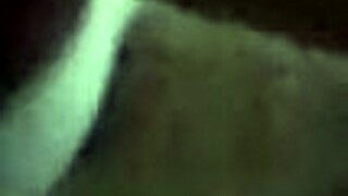 Esposa excitada senta gostoso com peitinhos durinhos e buceta melada
