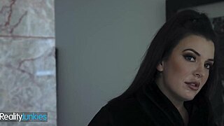 milf receives sensual massage and oral finish