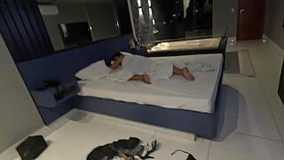 Vale night de casal levei minha esposa na balada e ela foi com outro pro motel dar o cu sem camisinha