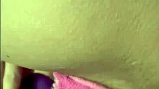 Que rico me meto mi rico dildo ya me hace falta.
