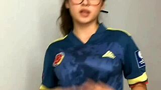 chica hace un baile sensual para la webcam