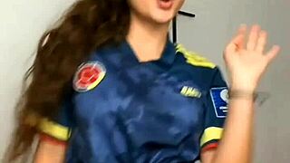 chica hace un baile sensual para la webcam