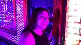 Actriz porno es follada en un bar swinger con energia
