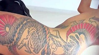 Sozinha E Atrevida O Que Essa Loira Tatuada Faz Quando Fica Sozinha Em Casa