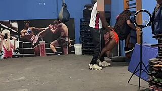 Na academia o personal estava sem cueca e veio me ajudar fiquei toda molhada quando percebi fiquei toda molhadinha e dei para ele