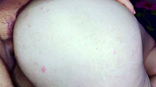 se corre sobre hermanastra culona