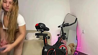 só de calcinha montando a bike