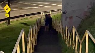 esposa aborda estranho na rua e faz um sexo anal gostoso