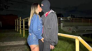 esposa aborda estranho na rua e faz um sexo anal gostoso