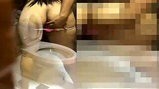 Madrastra De Culo Enorme Es Follada En La Ducha Sin Condon