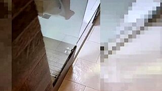 Madrastra De Culo Enorme Es Follada En La Ducha Sin Condon