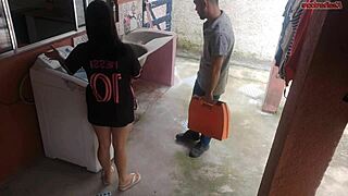 dona de casa casada paga técnico de máquina de lavar com a bunda enquanto marido esta fora