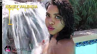 18 y o honey valencia gets wet in virtual reality