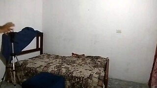 padrastro pervertido observa el gran culo de su hijastra mientras hace videos y termina cogi�ndola muy rico