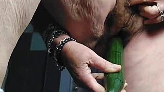 oma neukt harige kut met komkommer in kitchen