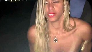 Casada dando pra um moreno super dotado no meio da estrada escura