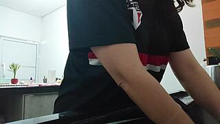 voyeur adora me assistir fazendo coisas do cotidiano e provocando