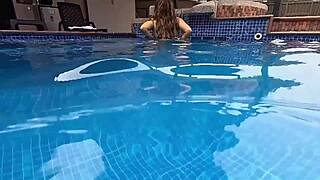 Sexo Amateur Dentro Del Agua Al Aire Libre Con Milf Cachonda De Trasero Enorme Acaba En Corrida