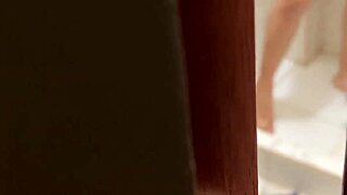 Es imposible no espiar a tu vecina cuando se esta bañando video real