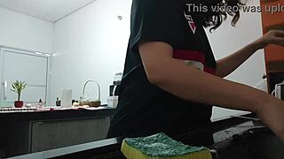 voyeur adora me assistir fazendo coisas do cotidiano e provocando
