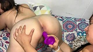 Suegra culona se folla rl coño de la novia de su hijastro con su gran cosolando sexo lesico