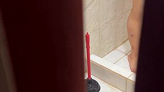 Es imposible no espiar a tu vecina cuando se esta bañando video real