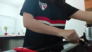 voyeur adora me assistir fazendo coisas do cotidiano e provocando