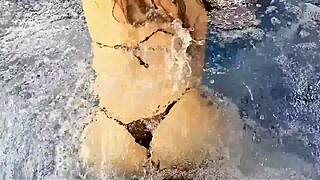 Sexo Amateur Dentro Del Agua Al Aire Libre Con Milf Cachonda De Trasero Enorme Acaba En Corrida