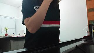 voyeur adora me assistir fazendo coisas do cotidiano e provocando