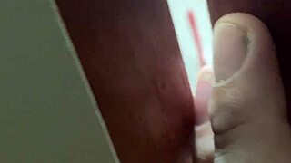 Es imposible no espiar a tu vecina cuando se esta bañando video real