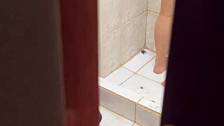 Es imposible no espiar a tu vecina cuando se esta bañando video real